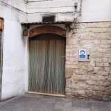 ...dove al civico 5 sorge il nostro forno, nascosto dietro una piccola porta con la tendina a frange...